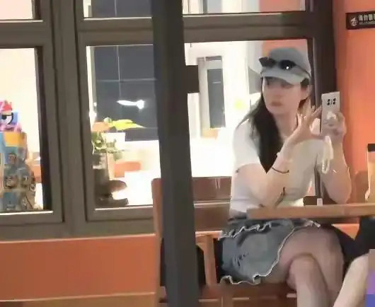 37岁刘亦菲素颜逛环球影城，旧手机配平底鞋，撕开女明星完美假面？