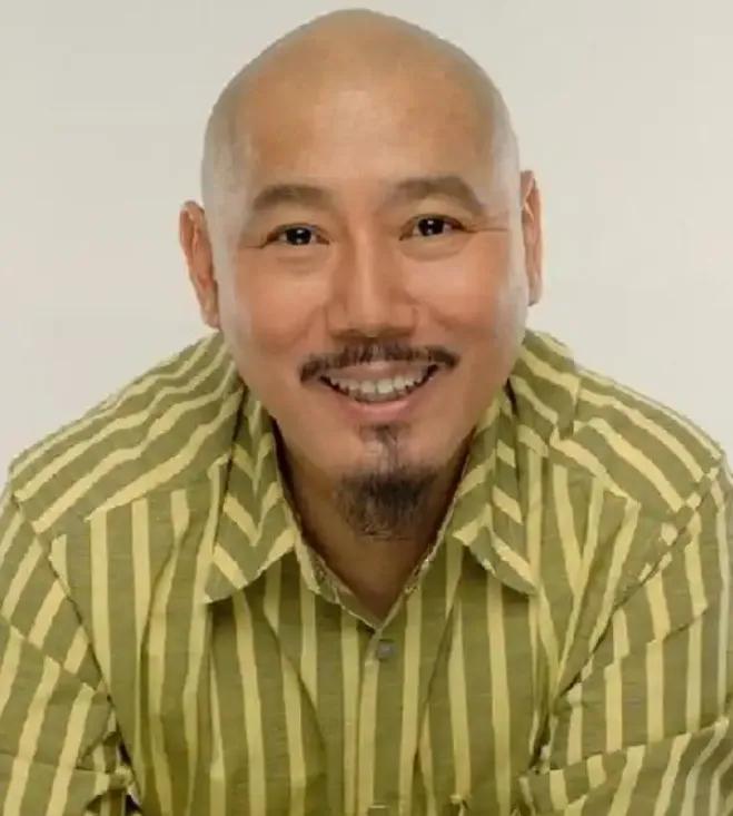 1991年左右，李成儒在做外汇的仓面里有1300万美金。在西单寸土寸金的地方，他