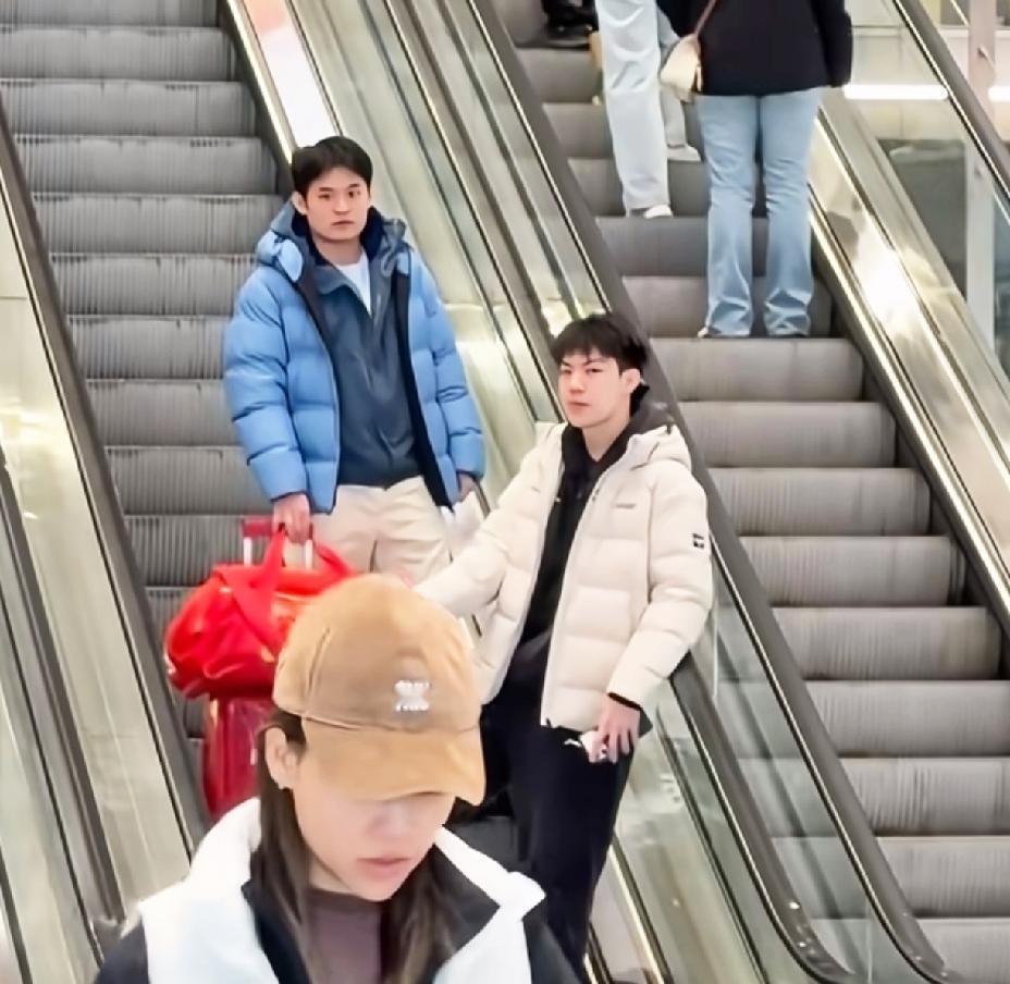 林诗栋又提着他的“结婚三件套”，出发新加坡大满贯了。正月初三国乒出发新加坡