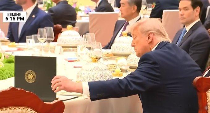 川普看的是自己的本子