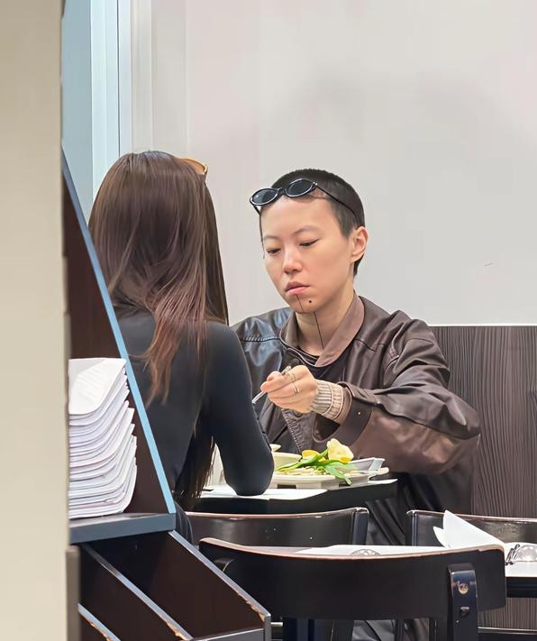 29岁窦靖童在法国巴黎一家餐馆被拍，寸头短发，瘦削的脸型，像极了父亲窦唯年轻时候，好帅气[墨镜]对面