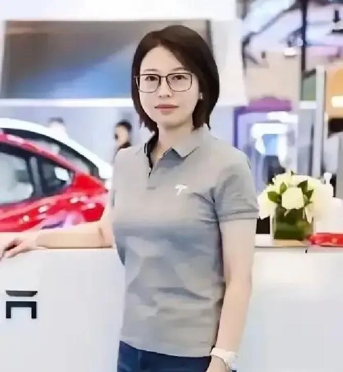 雷军：大哥，我最近从你那里挖了个人。马斯克：谁？雷军：孔艳双。马斯克：……