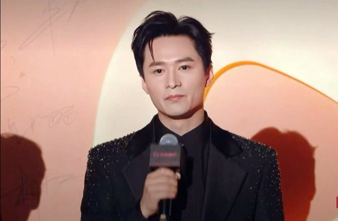 王皓祯走红毯像极了新人上班这眼神里的小紧张+强装淡定，不就是我第一天上班怕出错的