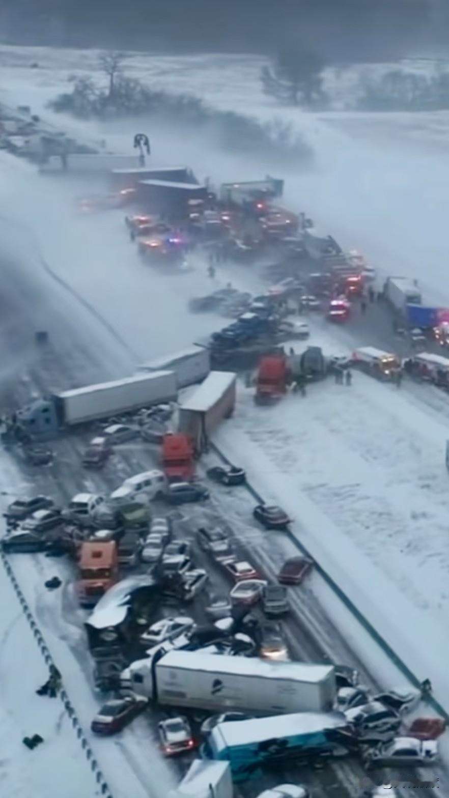 近日50辆车连环相撞，无人受伤交通事故车祸现场震撼场面