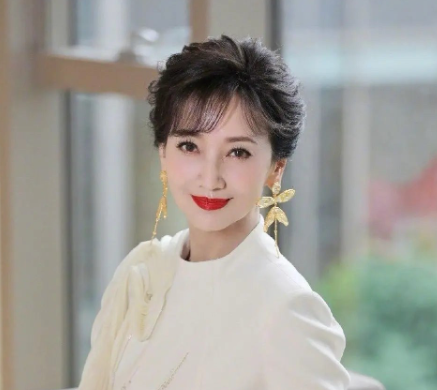 赵雅芝现在最头痛的不是狂热粉丝也不是黄牛而是自己明明都72岁了，怎么还这么