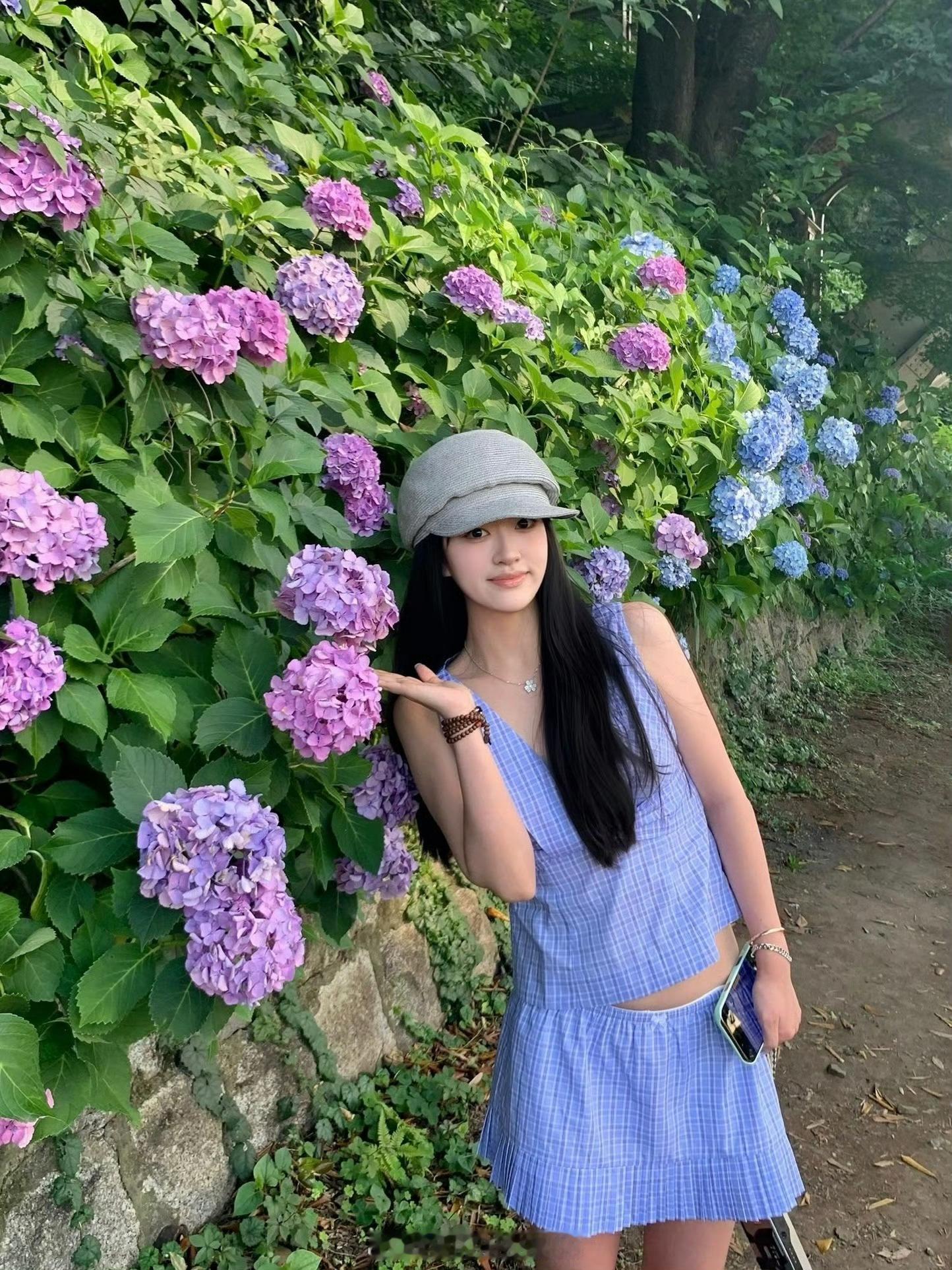 JackeyLove女友吴五五分享日本旅游照：疑似阿水坐对面帮忙烤肉🤔️哥哥不