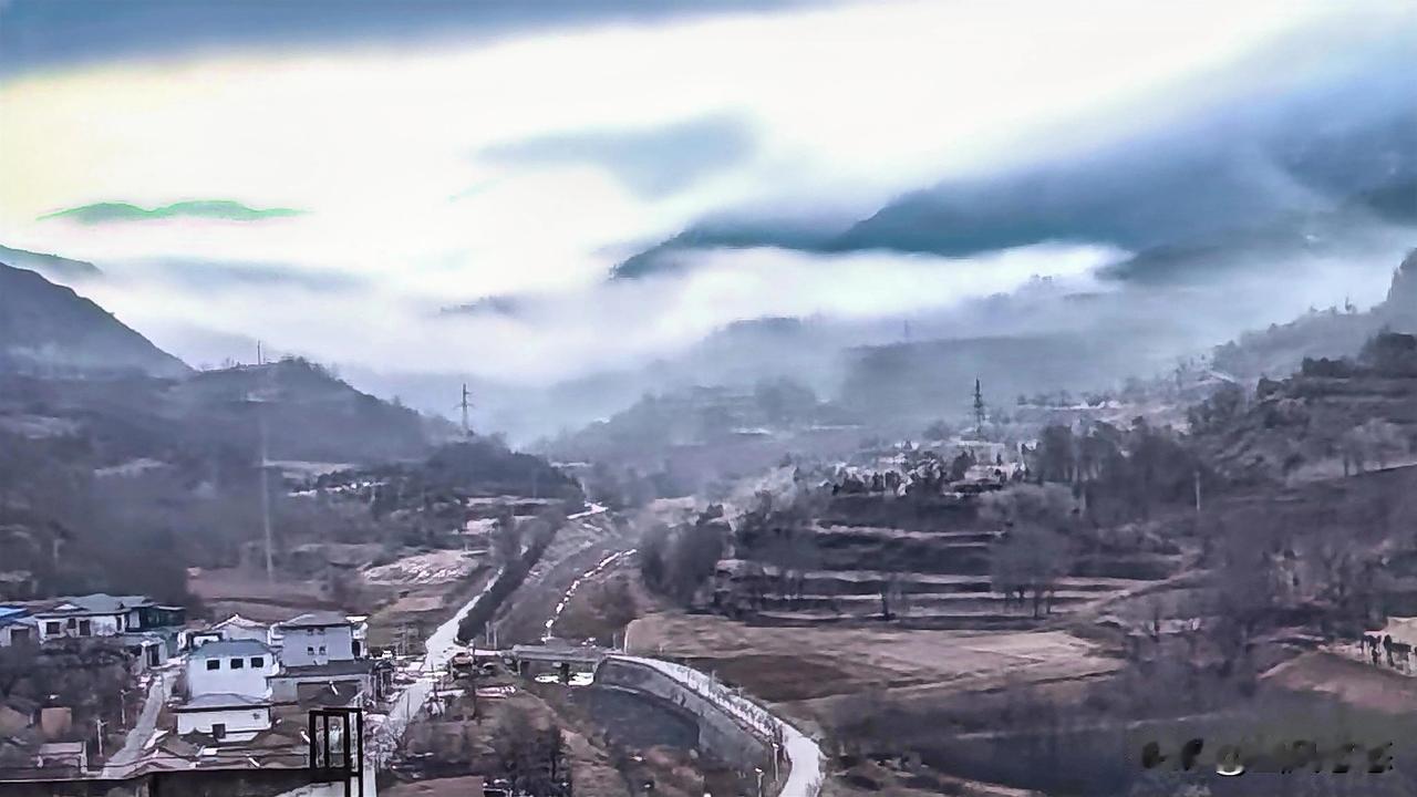 云雾缭绕的山间村落，仿若遗世独立的桃花源。雨后初晨，乳白色的雾霭如薄纱般袅袅散开