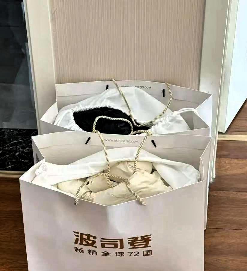 杭州一女子在商场波司登给老公孩子各挑一件羽绒服，结账4898。店员笑着递上满