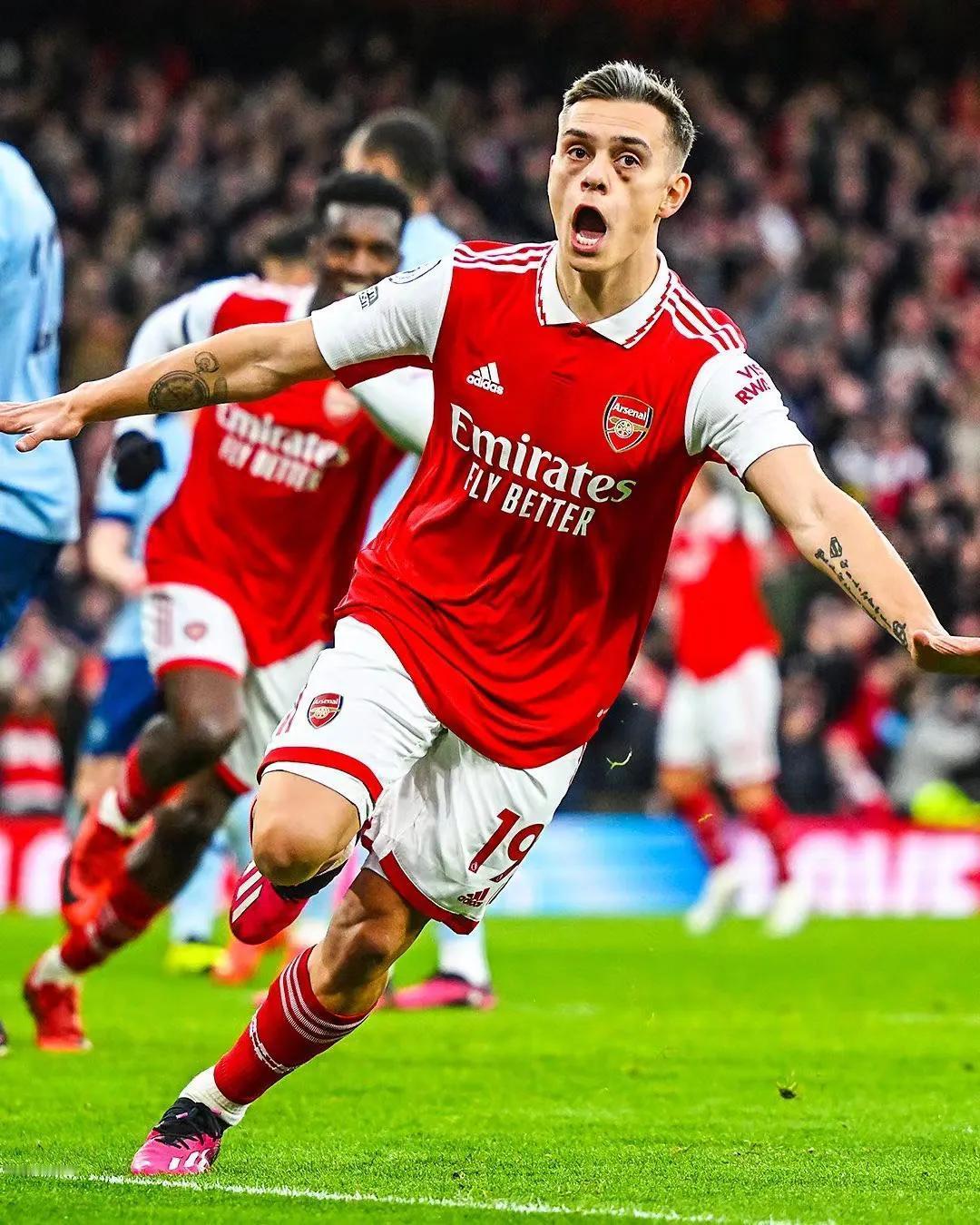 阿森纳4-1大胜热刺，枪手夏窗一通电话两个小时就截胡了艾泽，直接对话还上演帽子戏