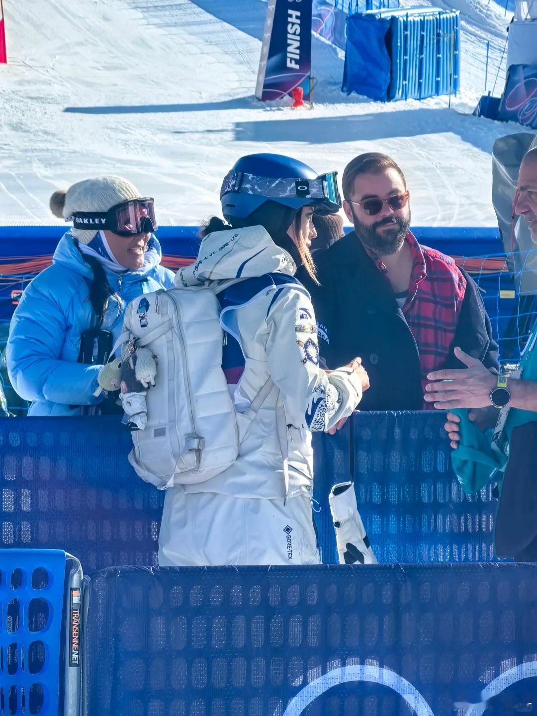 谷爱凌的包挂件~穿着自己代言品牌的labubu、小青蛙、小羊~其实包上的挂件，