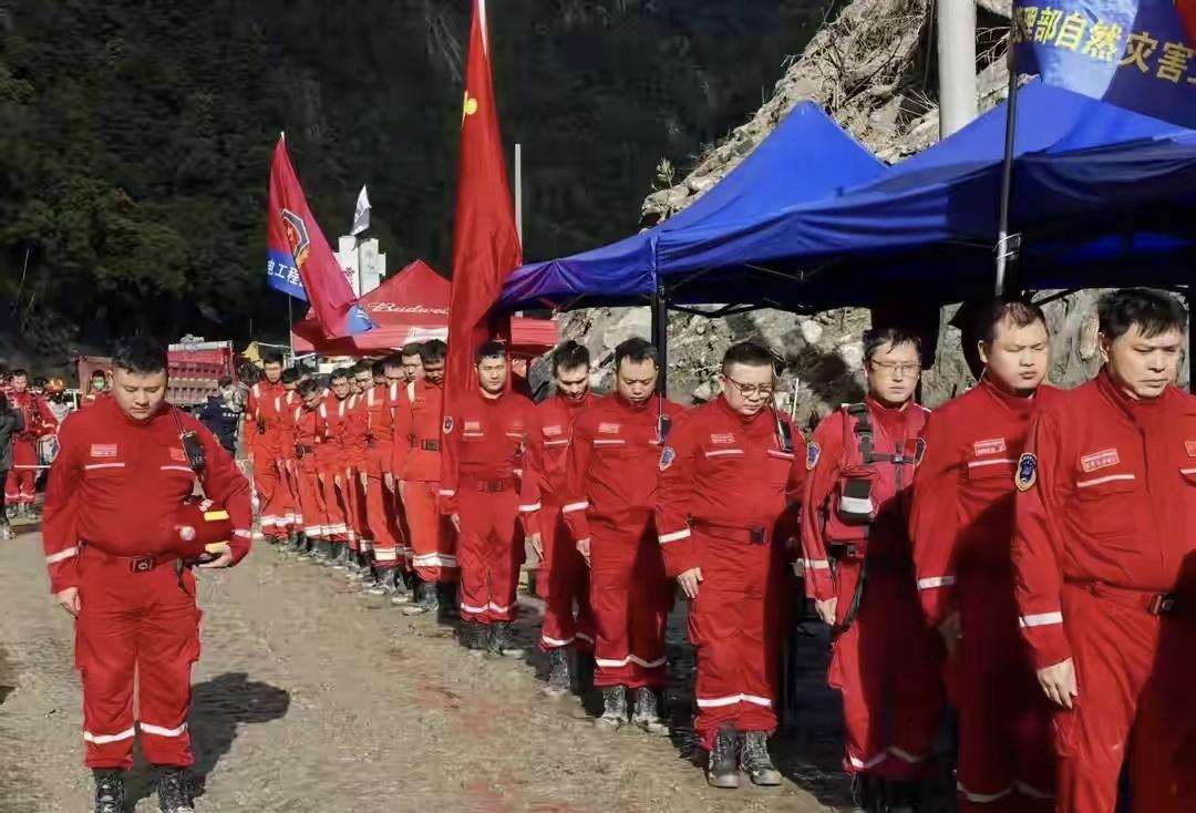 让人泪目的瞬间！吉隆口岸的钢铁战士，我们向你们鞠躬致敬！中间照片上这些英姿飒