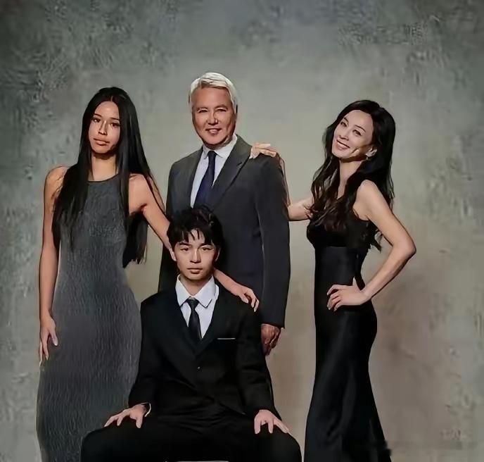 张庭发了全家福，一儿一女现在模样变化也太大了吧，记得她的女儿小时候被网友嘲笑长得