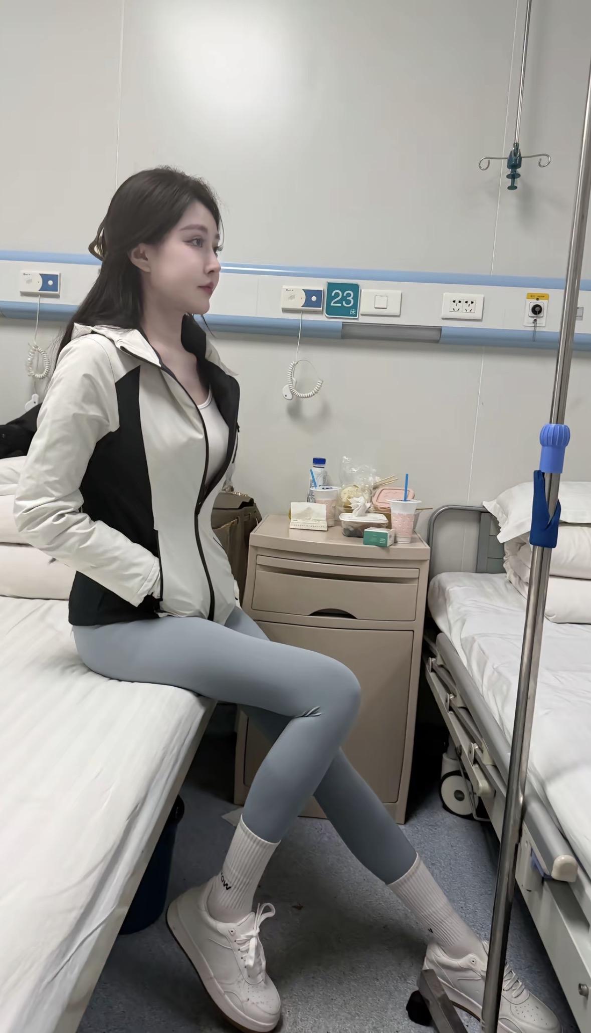 医院日常🏥等待检查中，穿着舒适又保暖的休闲装，轻松度过每一天。