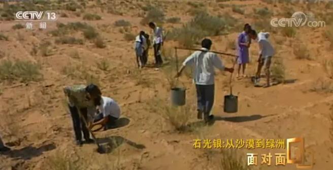 1984年，陕北汉子辞掉铁饭碗，卖掉84只羊，承包3000亩荒沙，妻子跪在地上求