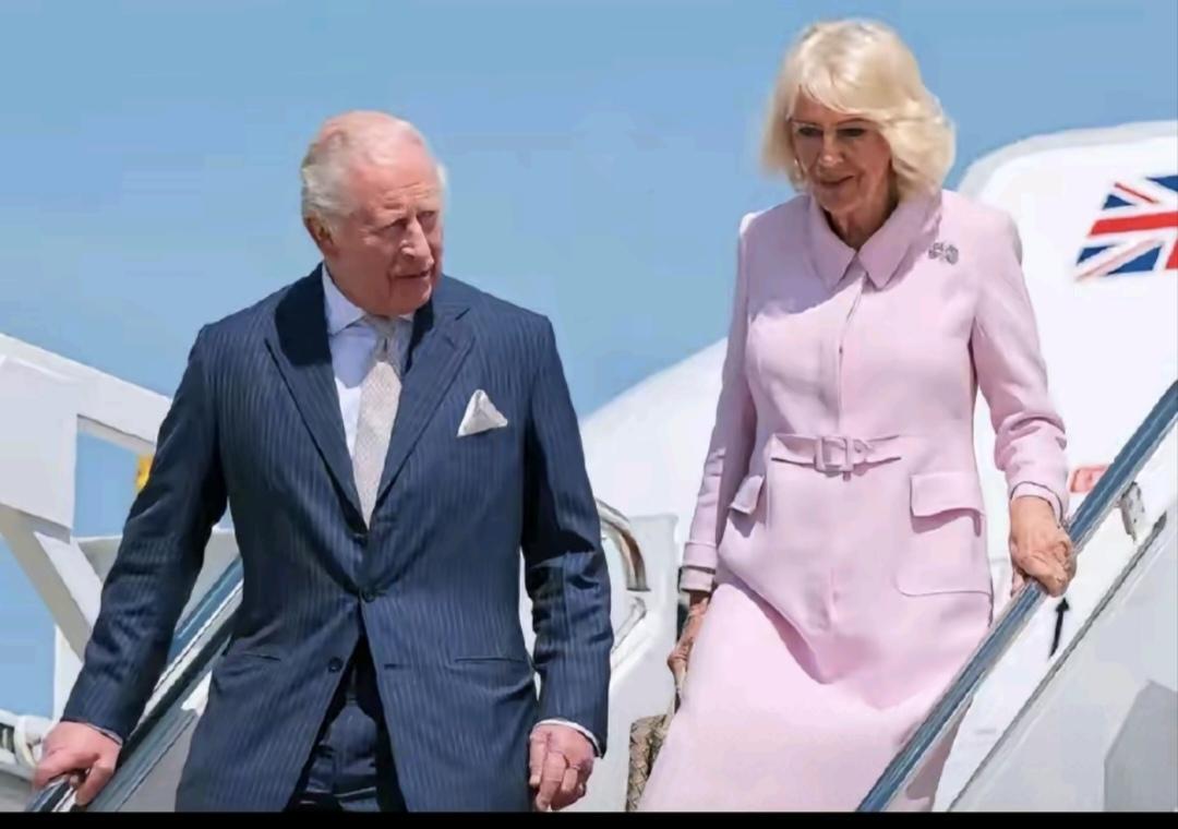 卡米拉王后面容越来越柔和了！她和查尔斯国王访问美国，参观了蜂蜜园。一身粉色衣