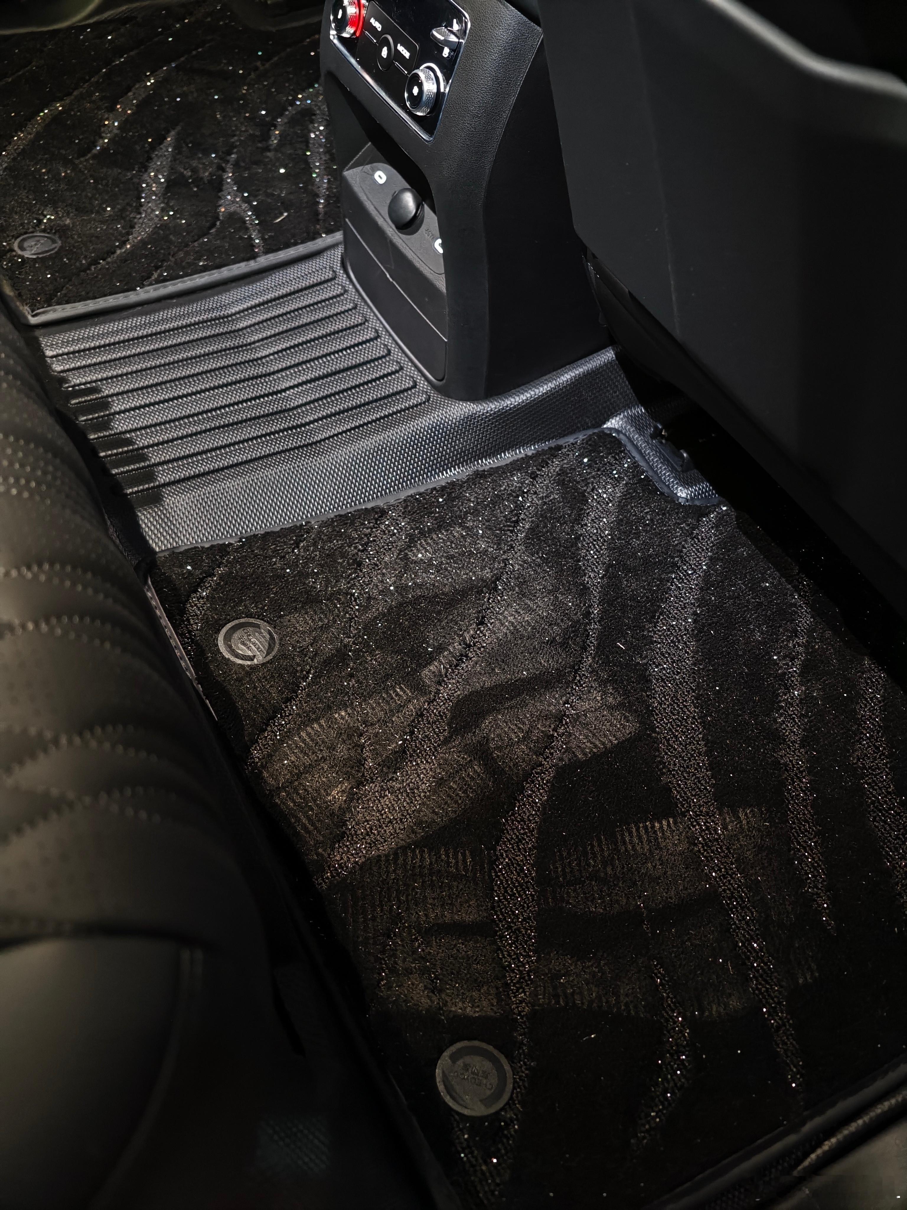 某人品味的却挺老登。连个脚垫都要bulingbuling的…