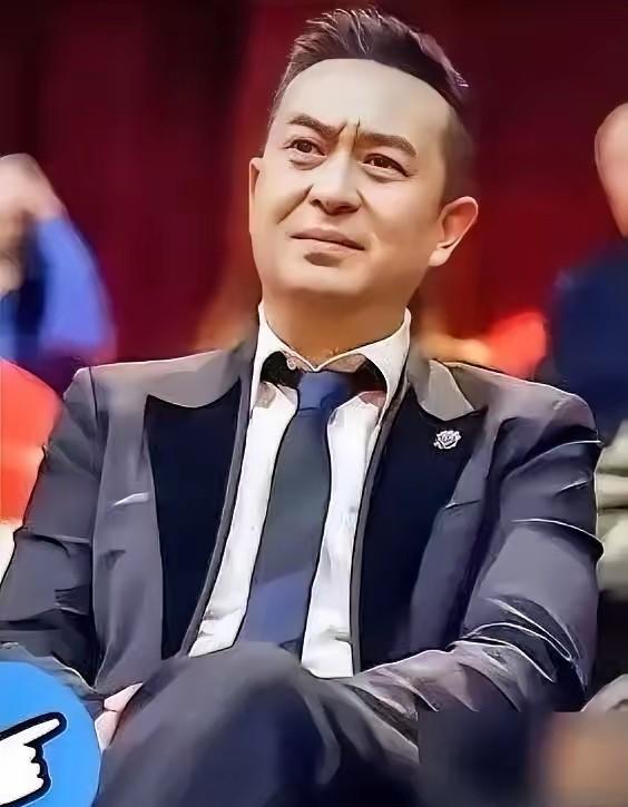 张嘉益退休了。不是被市场淘汰的那种，是在西安别墅里穿大裤衩摘石榴的那种。你以为