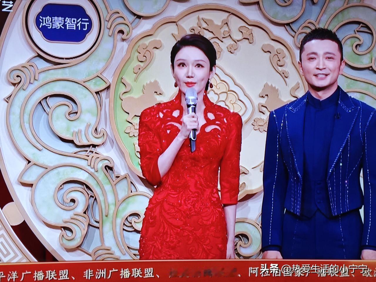 龙洋，2026春晚主持人之一。主持过程中，全程眼睛往上翻。看来是一点功课也没做呀