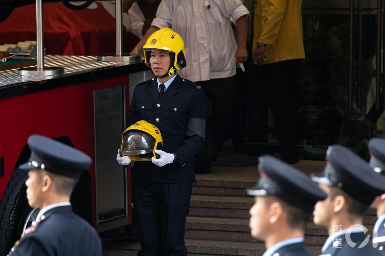 大埔宏福苑五級大火，殉職37歲消防員何偉豪今日出殯。靈車開出紅磡世界殯儀館，