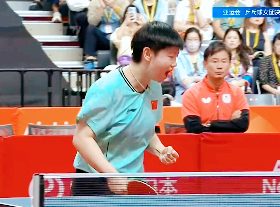 孙颖莎3:1拿下早田希娜的时候，大家发现看台上邱贻可的表情了吗？他还是很激动，站起来给莎莎鼓掌，毕竟