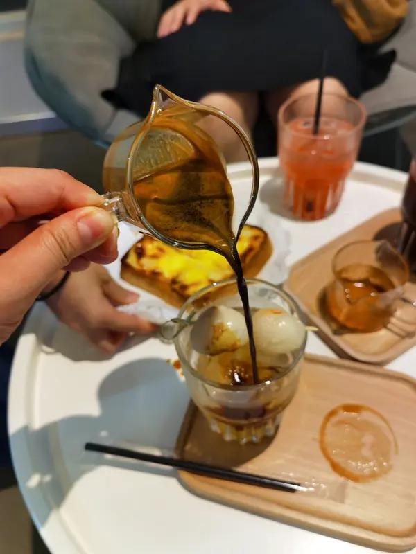 和一位朋友吃饭时，聊起一件让他颇为纠结的事。情况是这样的：朋友的亲妹妹近来正在闹