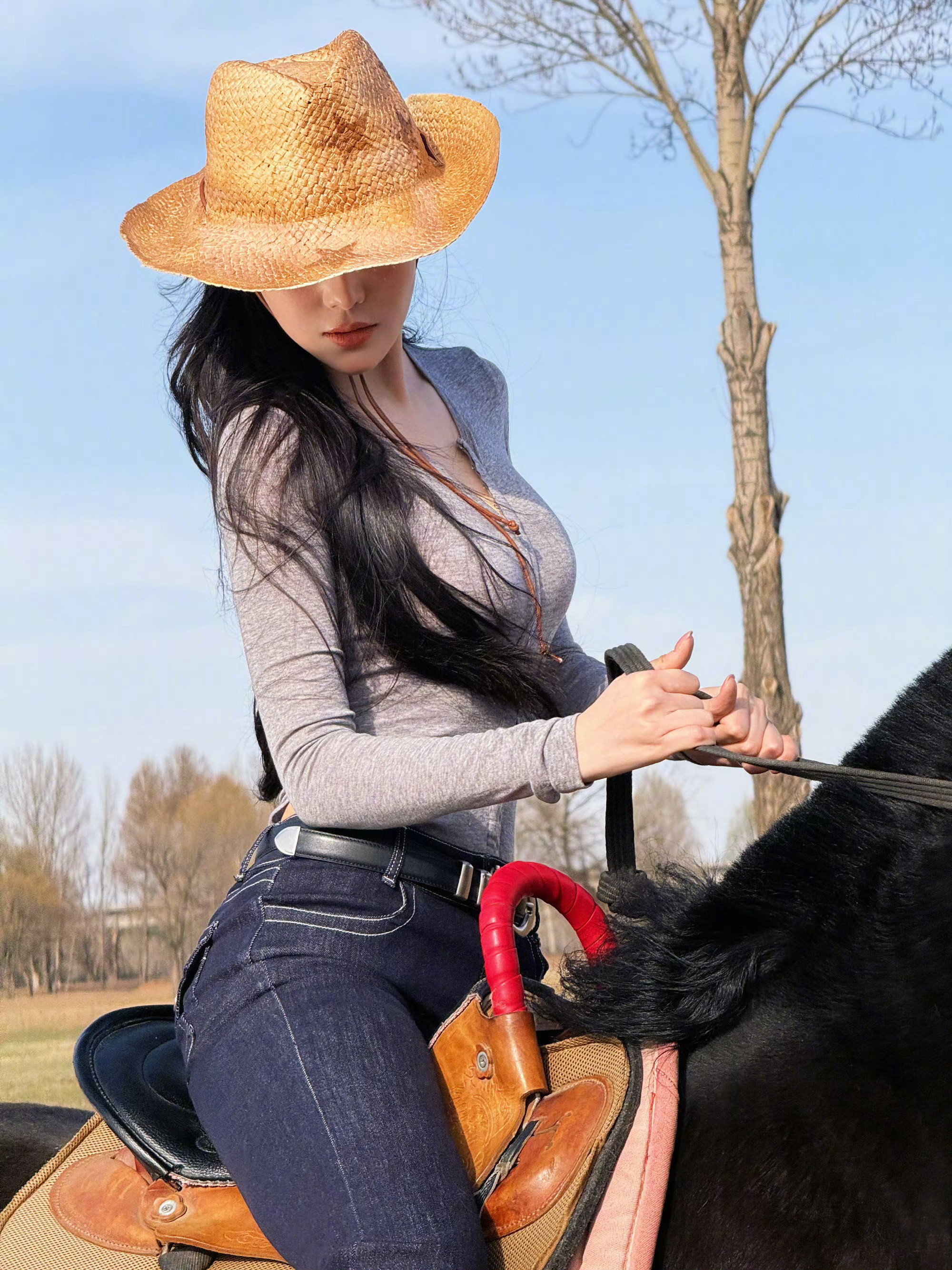 张馨予完美的脸蛋完美的身材张馨予这组马场随拍真的美到震撼舒展慵懒的西部牛仔风，