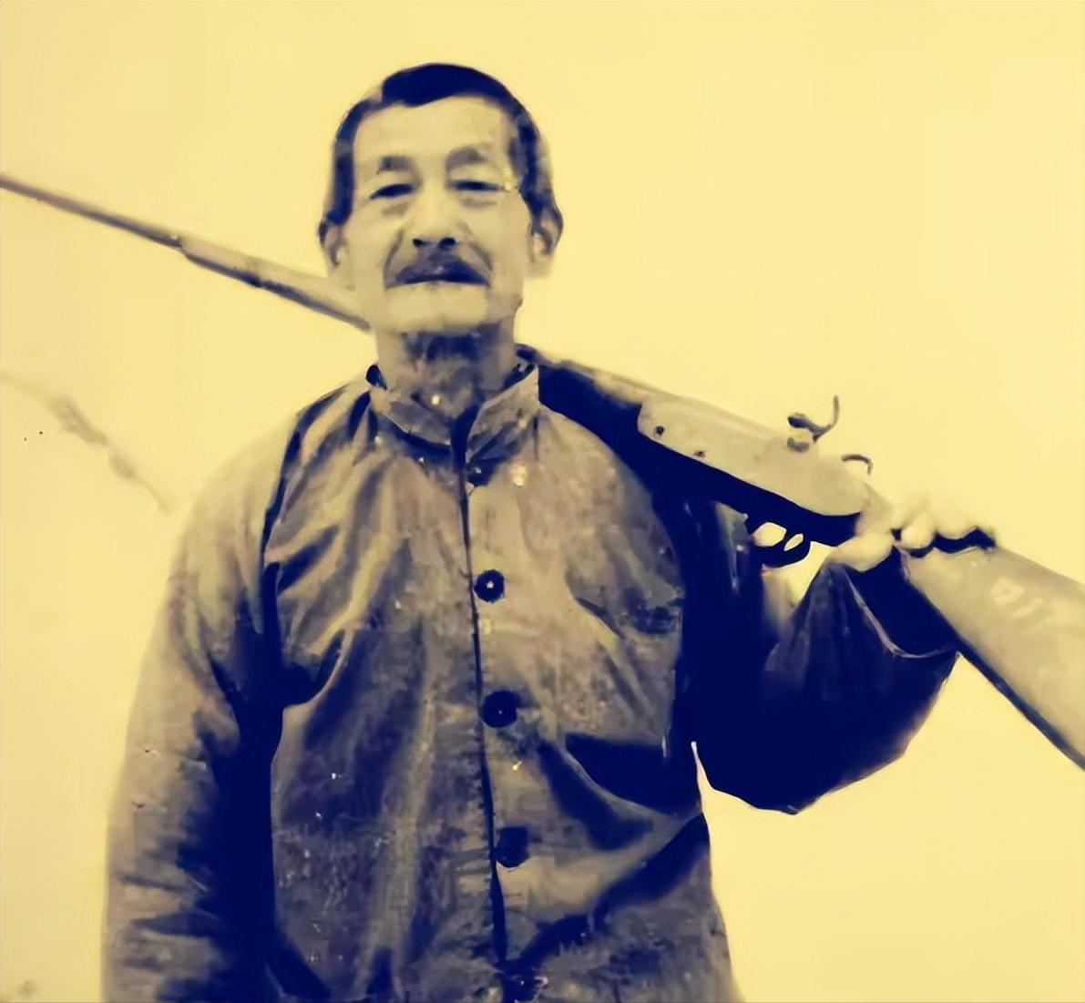 1945年4月28日，河南西峡县伏岭村，60岁的老农吕永太正像往常一样在地里干农