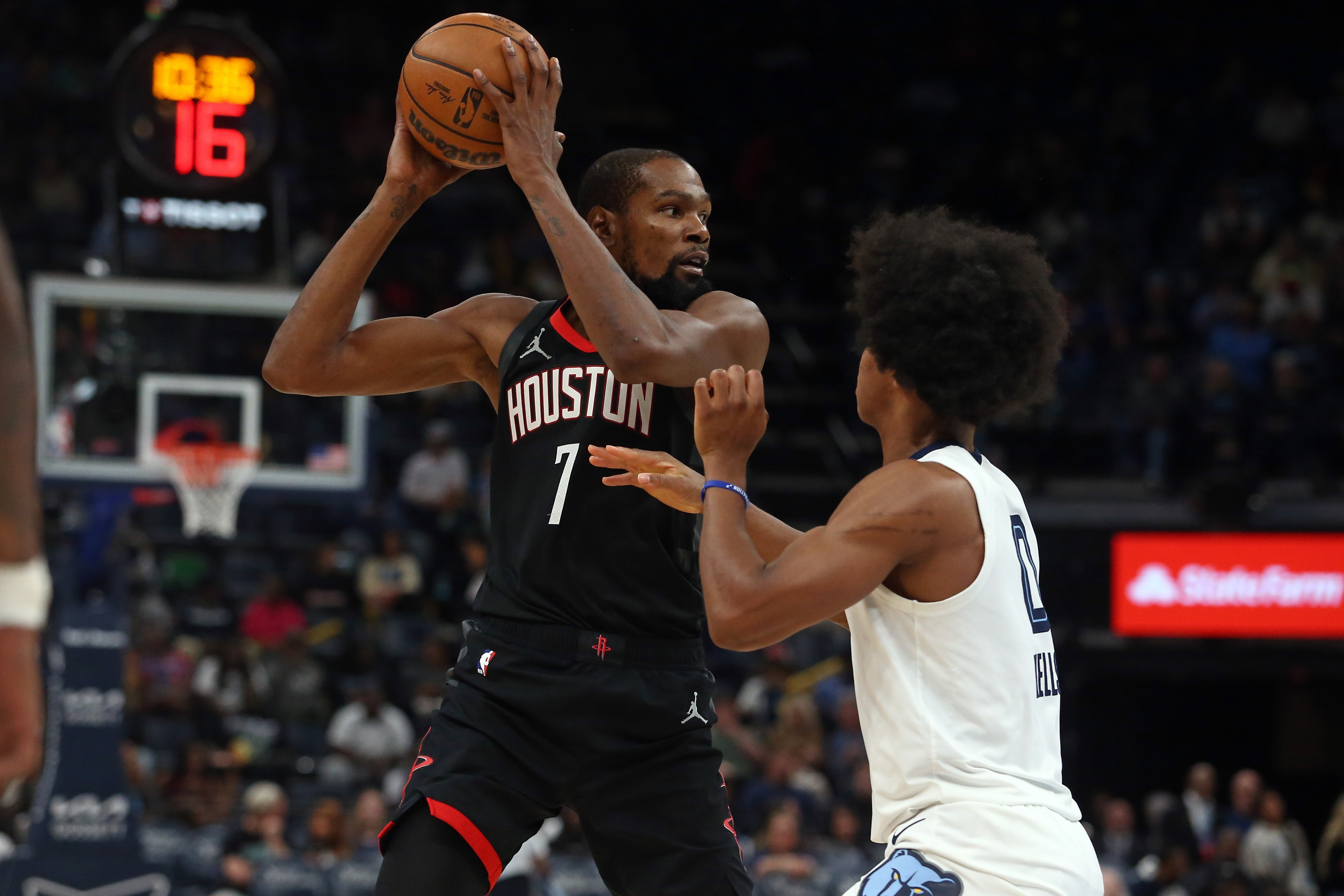 火箭今日在客场战胜灰熊，赛后随队记者Bradeaux点评道：火箭队连续两场战胜对