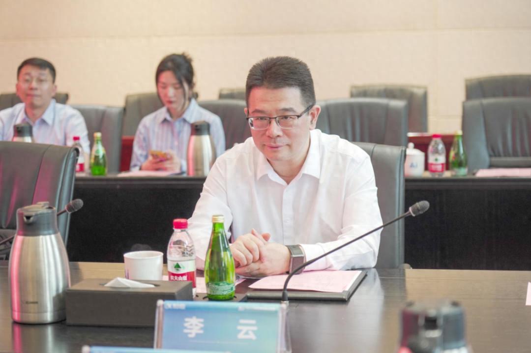 反腐劲风吹巴蜀，同日落马两小虎。绵阳李云前脚刚刚被查，紧接着又落下一重锤，包惠在