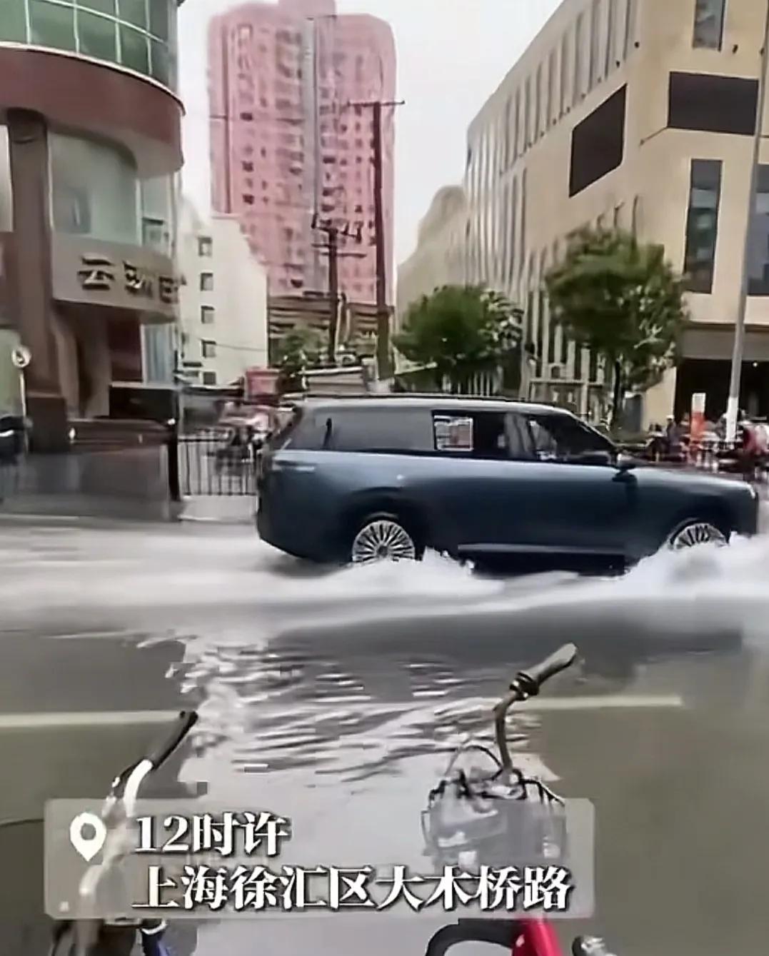 封路了！上海13年来第一次拉响暴雨红色预警，浦东浦电路积水半米深，封路了，徐汇大