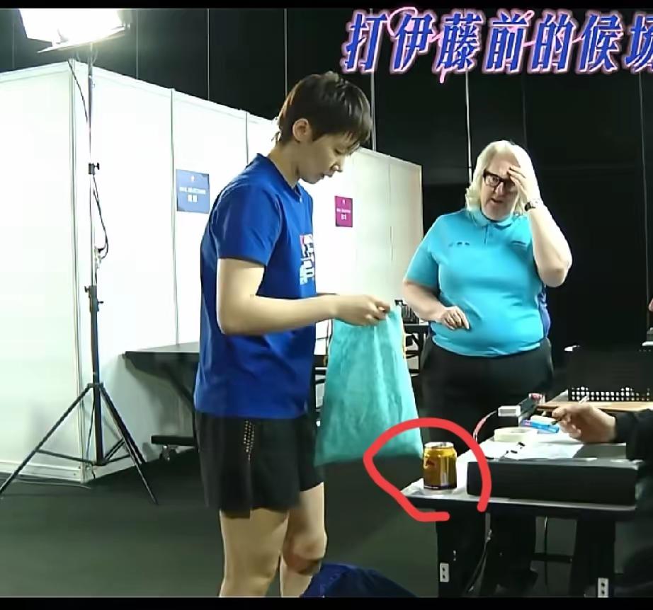 有网友劝曼昱以后不要喝“红牛”！曼昱在对阵伊藤美诚之前检录时，有网友发现曼昱
