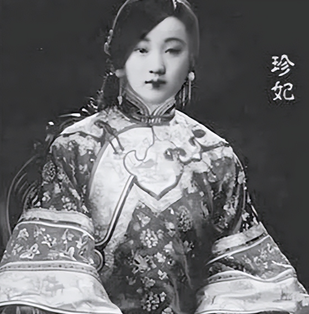 1894年，慈禧太后不顾光绪苦苦哀求，执意扒掉了珍妃的裤子，在大庭广众之下狠狠地