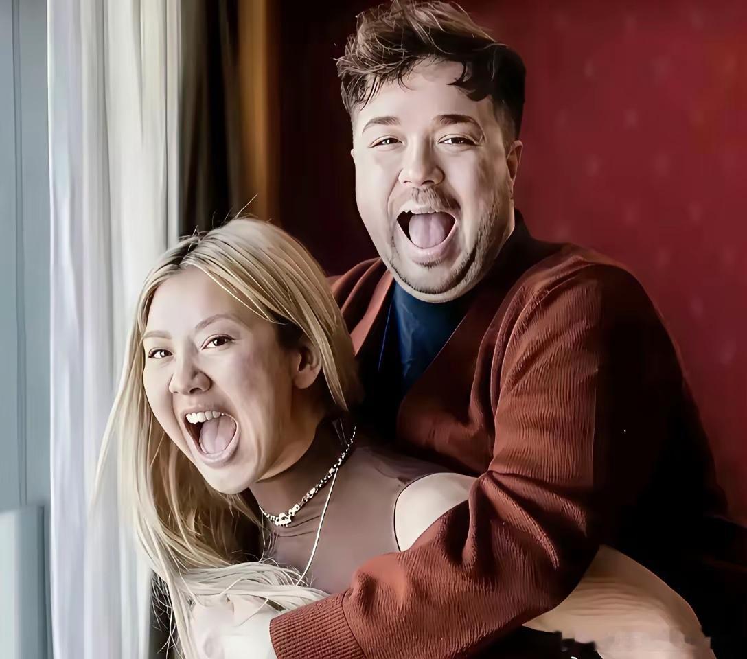 郑欣宜和她的男朋友在一起，两人很般配。