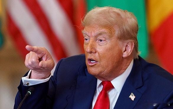 特朗普今天再次嘲讽法国总统马克龙：我说：“马克龙，你得把你们（药品）的价格提