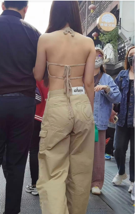 这大哥一看就知道很有实力。。。