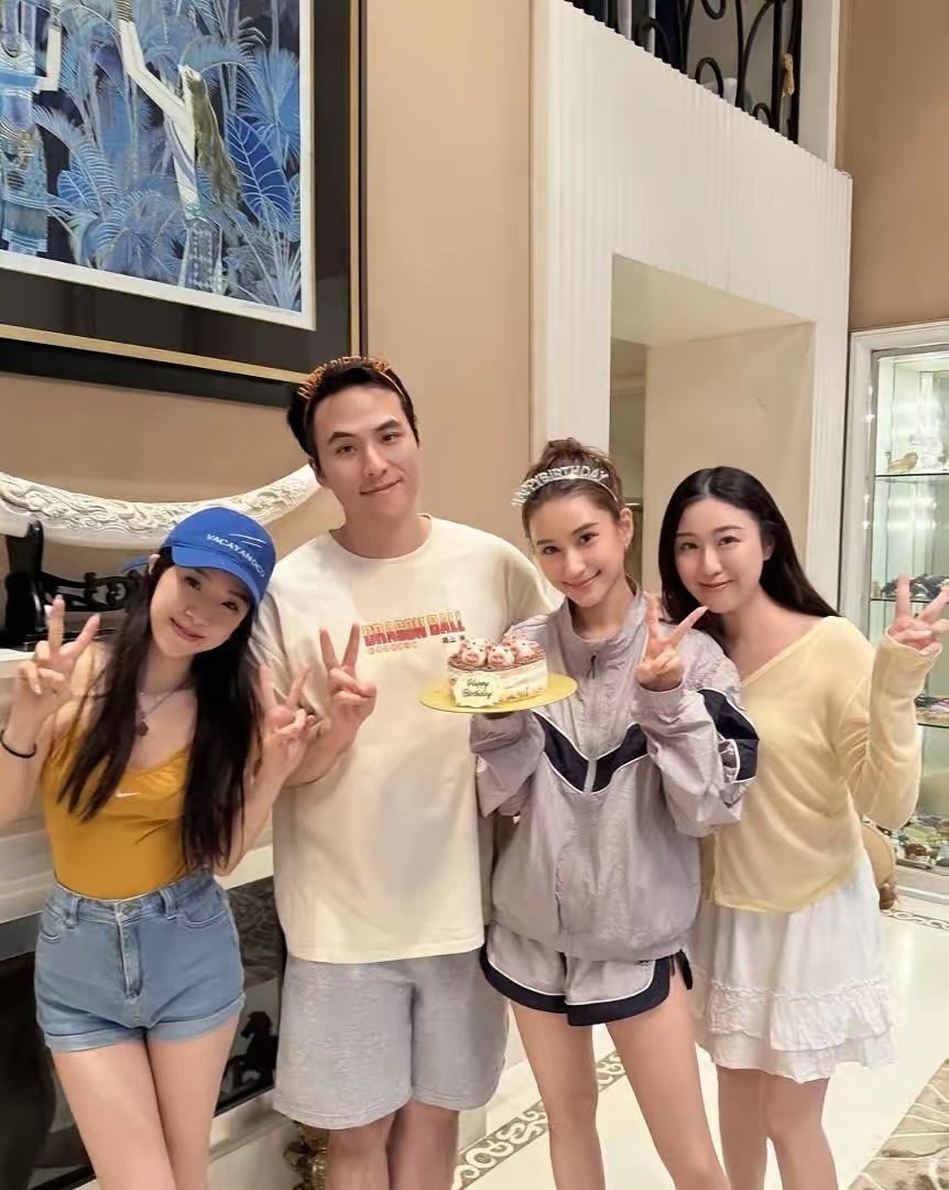 何超莲34岁生日全家福曝光！老公零点甜蜜庆祝，丸子头配短裤嫩回24岁​​​