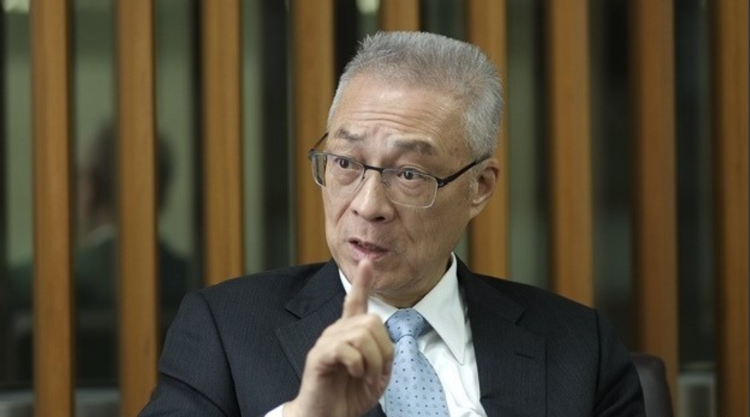 “昨天说到不见宋楚瑜出来反罢免，其他蓝营大佬，连战吴伯雄纯身体原因、行动不便，王