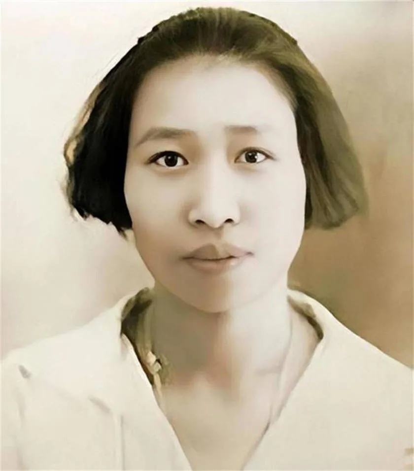 1955年，周总理出访印度尼西亚期间途经昆明，遇到了初恋女友张若名，他轻声地问道