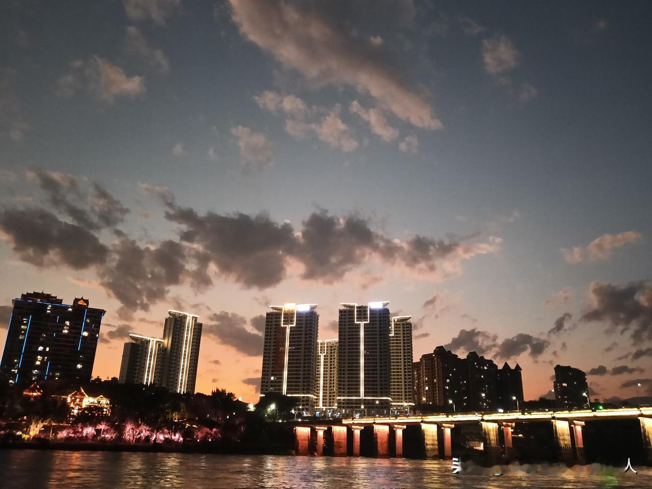 养儿育女图个啥？上海大学一对教授夫妻，生养了三个子女，都在美国生活和学习。