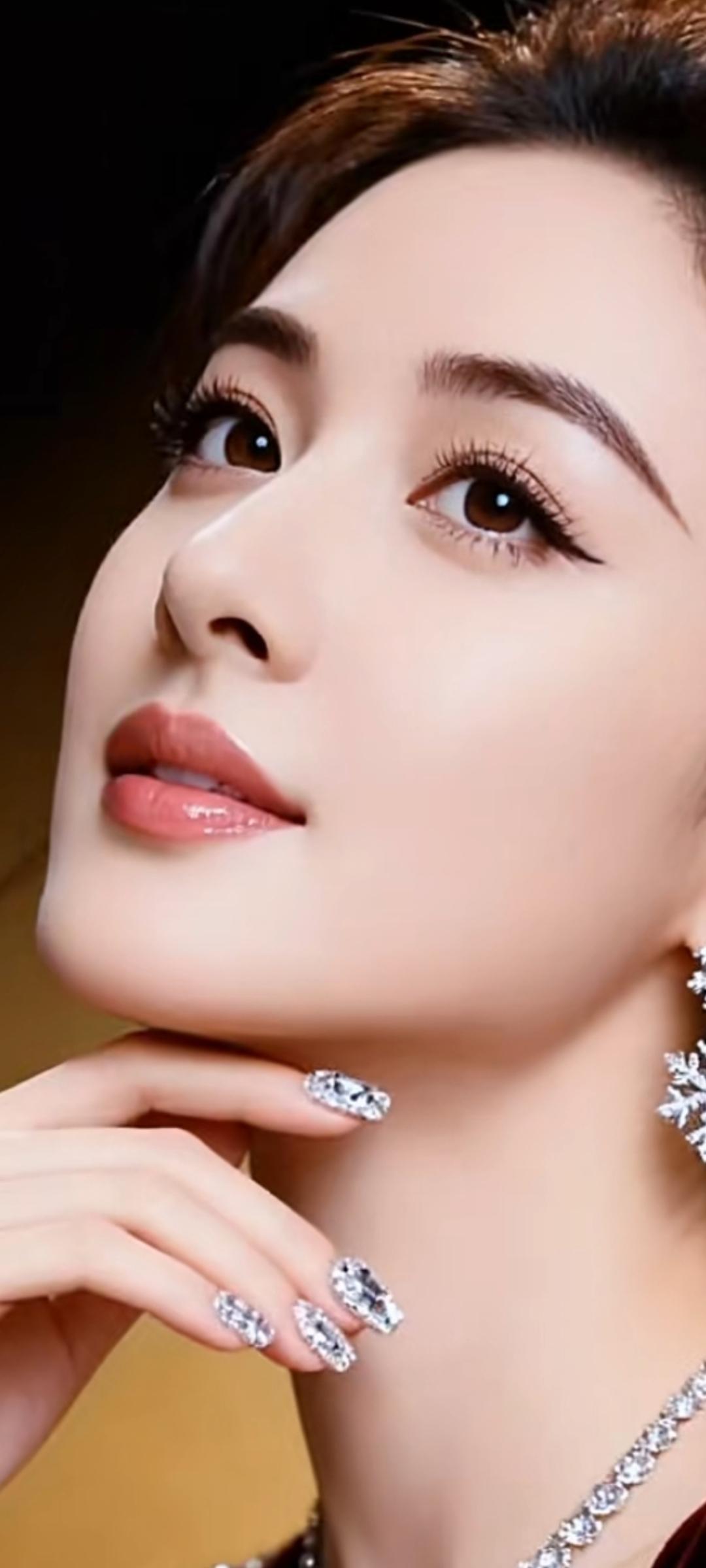 优雅气质，闪耀珠宝，完美妆容，女神范儿十足！💄✨💎