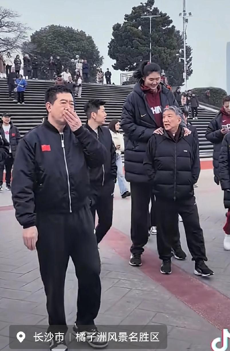 女篮来到橘子洲，张子宇比宫鲁鸣高太多，刘禹彤进队说明太多问题张子宇再也不能