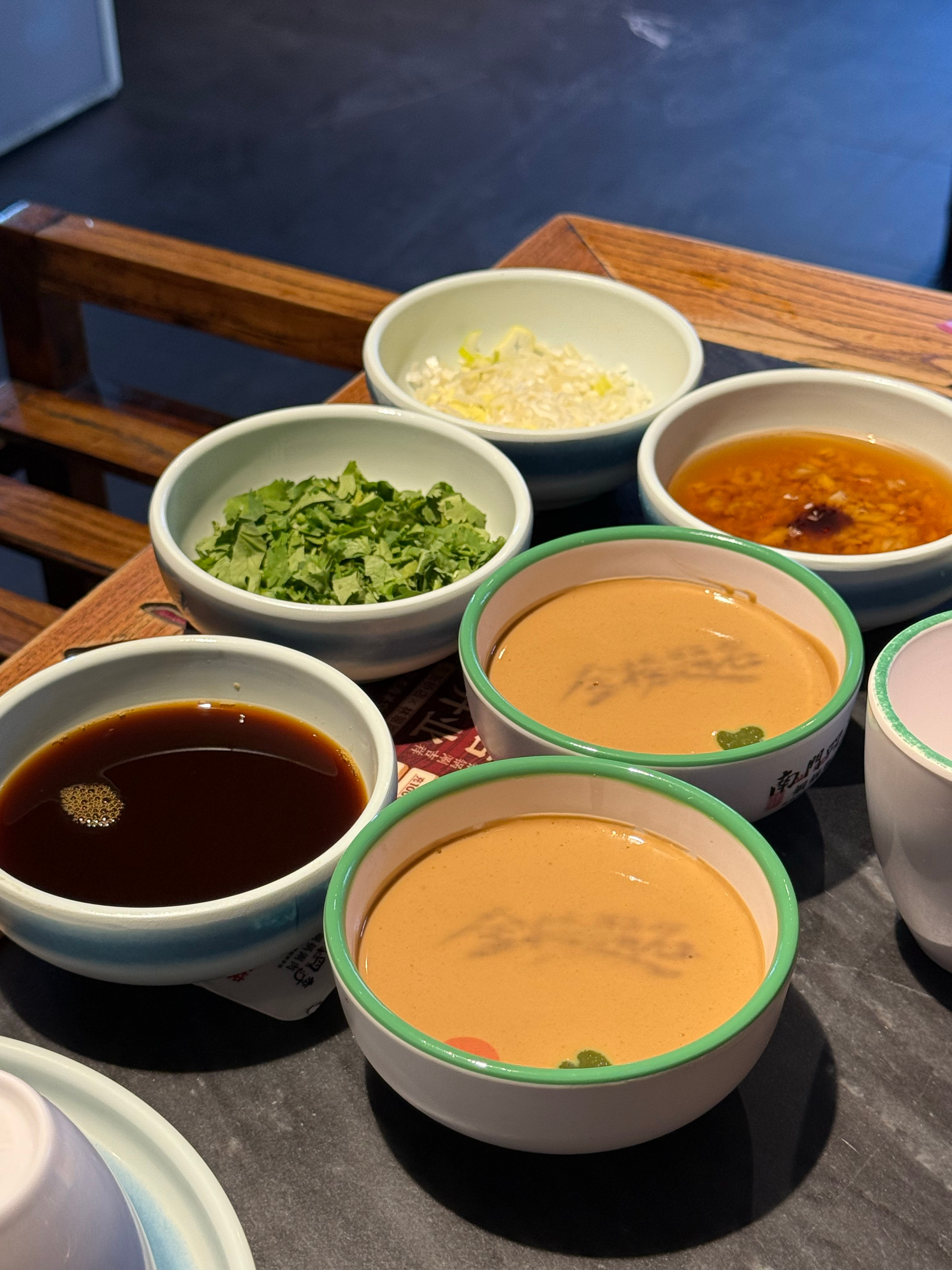 两个人点了一份四人套餐，真香迷糊了，铜锅涮肉怎么可以这么好吃？[哭哭]​​​