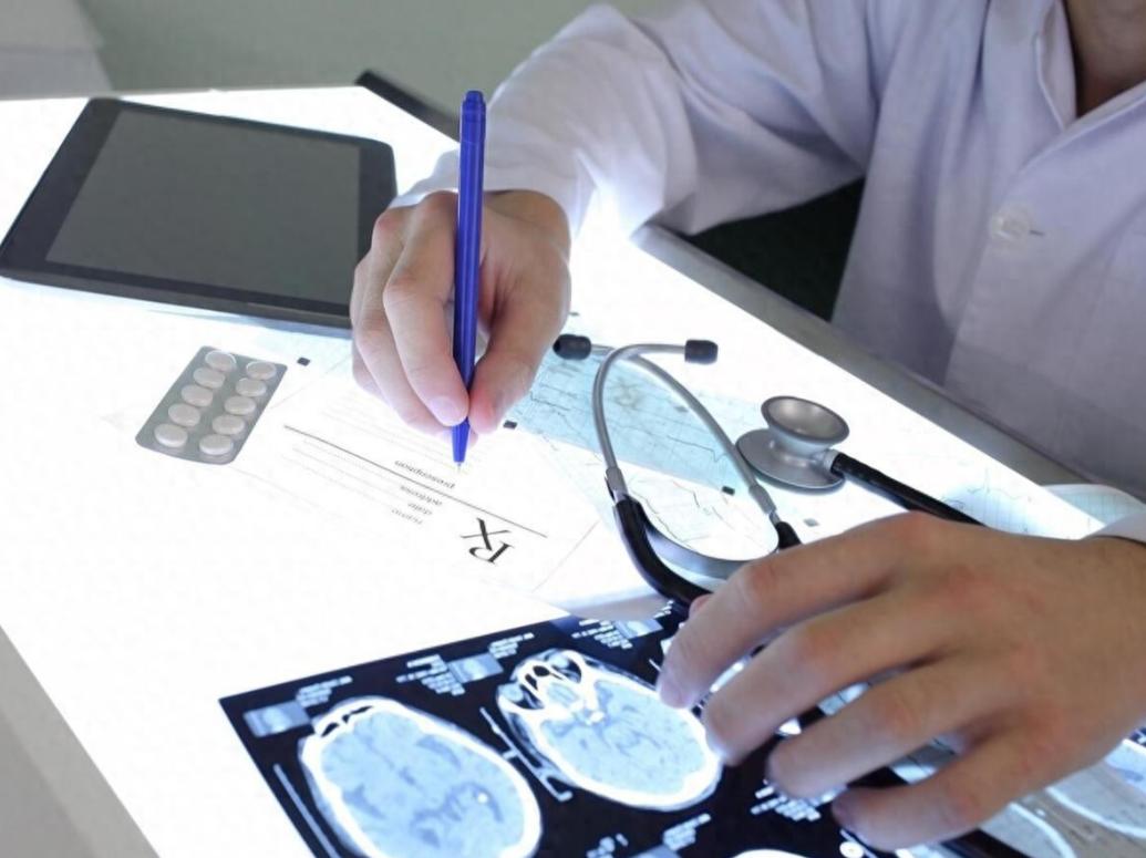 42岁男子脑梗死，从不喝酒抽烟，医生叹息：4件事做太多了42岁，正值壮年，烟