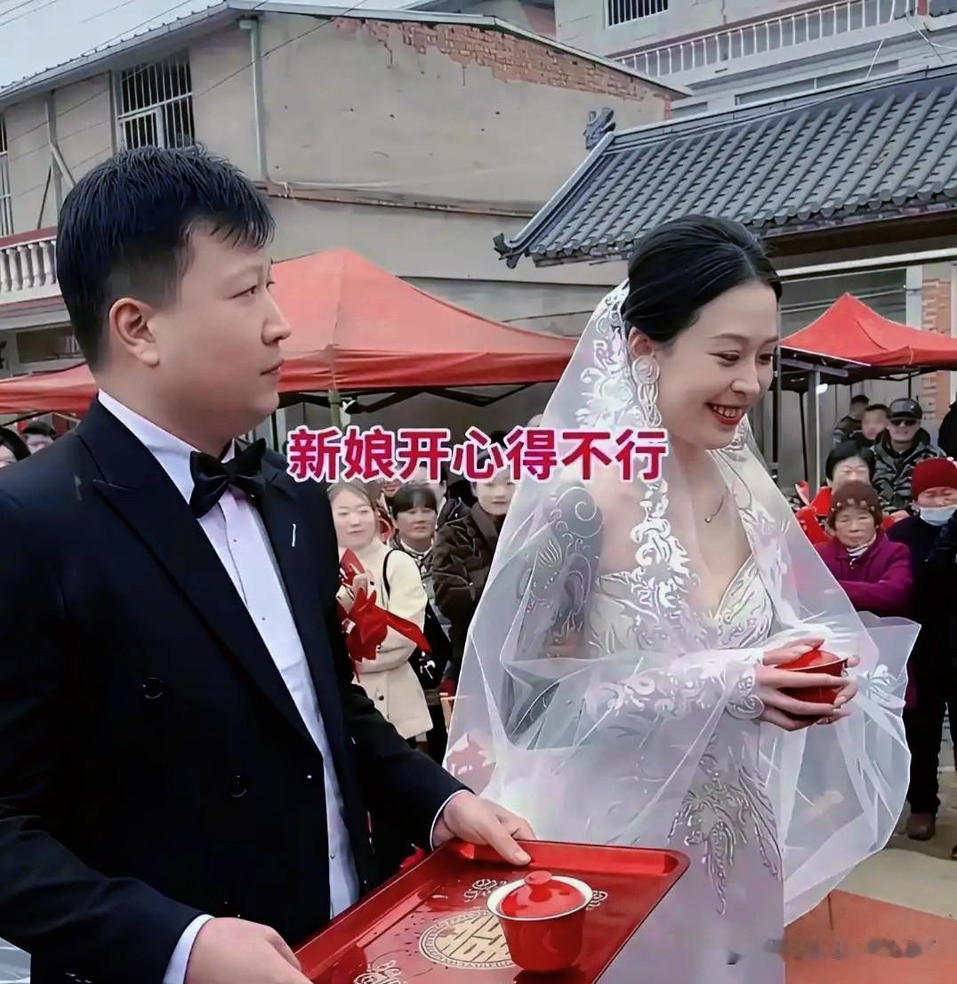 31岁小伙迎娶40岁大姐，新娘笑得合不拢嘴，而新郎却不高兴！国内某地前几天，3