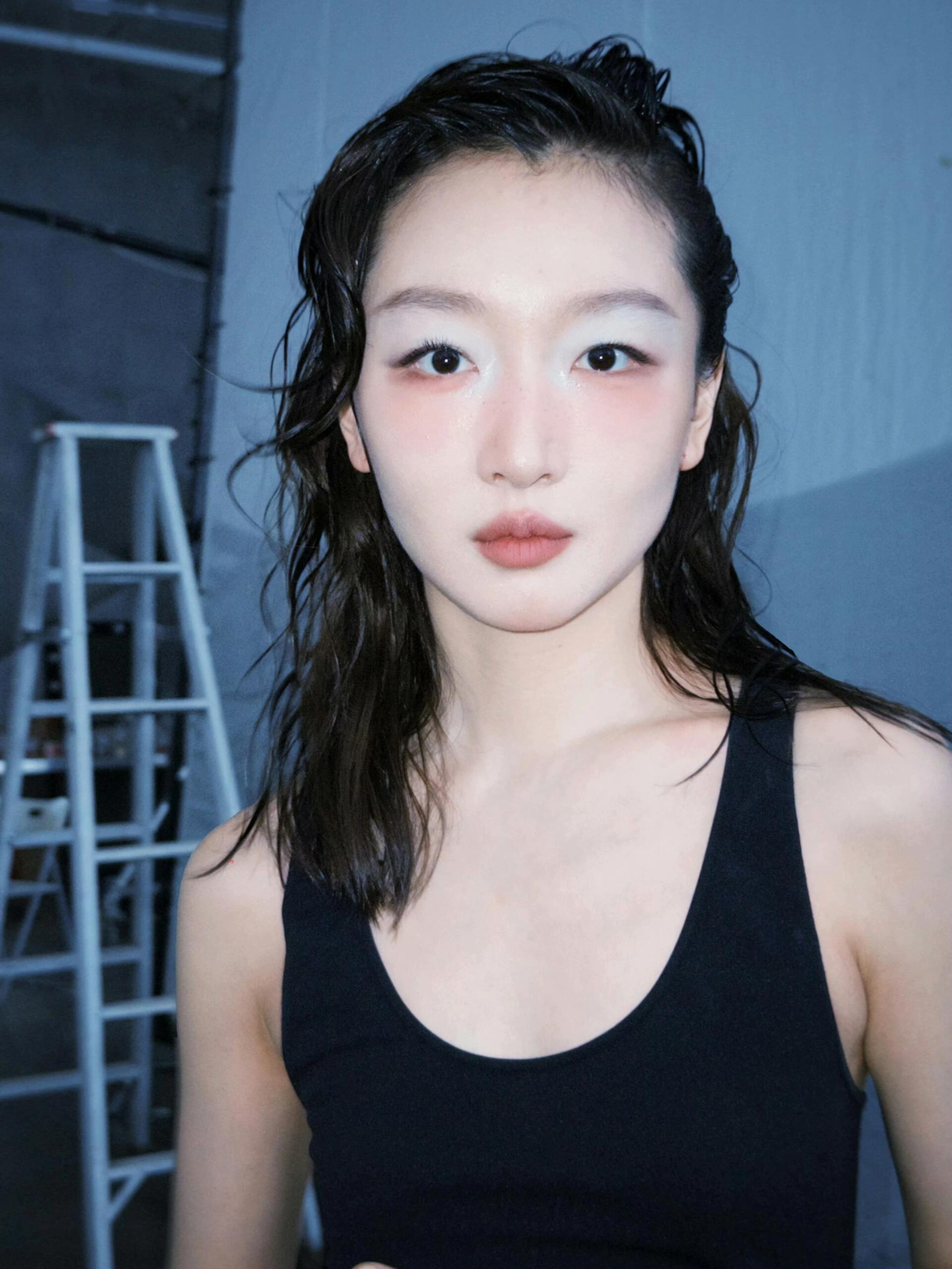 周冬雨最新妆造，是在拍杂志吗？​​​
