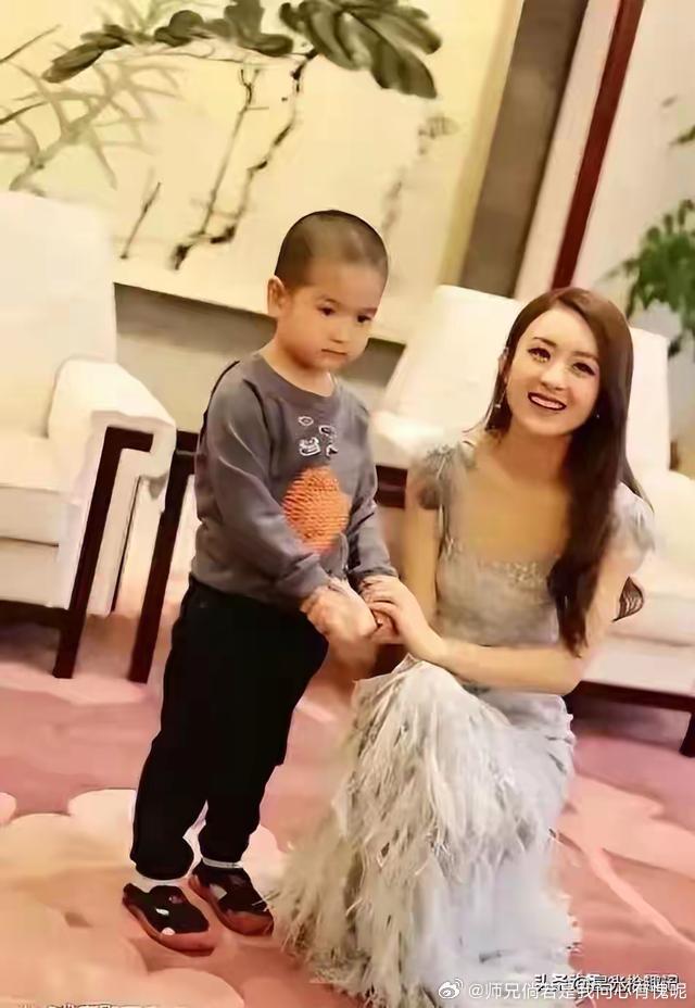 赵丽颖儿子想想太可爱啦，才7岁就有225万粉丝，没露正脸都这么火