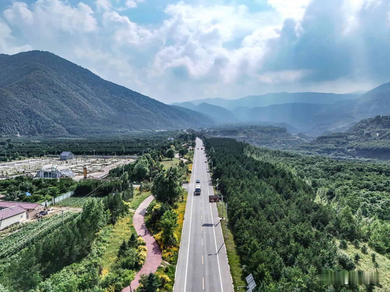 原本打算在六盘山下民宿村住一阵子，避暑，结果第三天就逃离了。原因并非这里的气温不