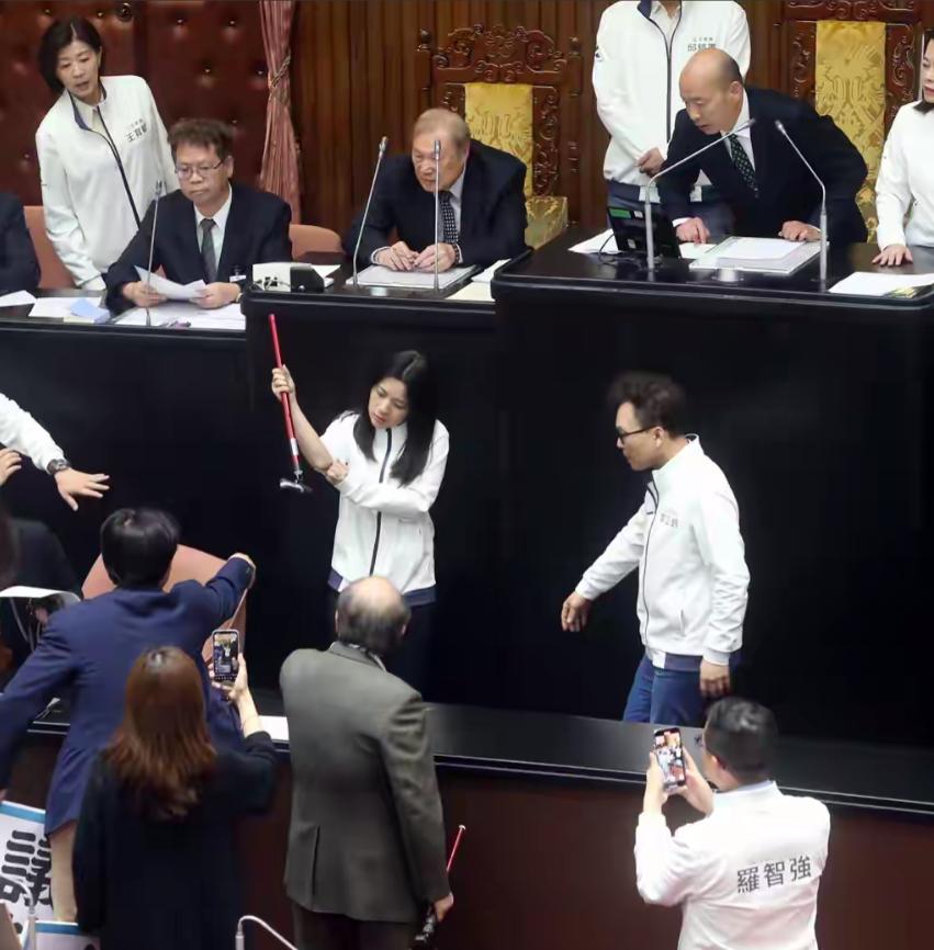 柯建铭的报应来啦！今日传来消息，台湾地区民进党团立法院总召柯建铭，杖击国民党立委