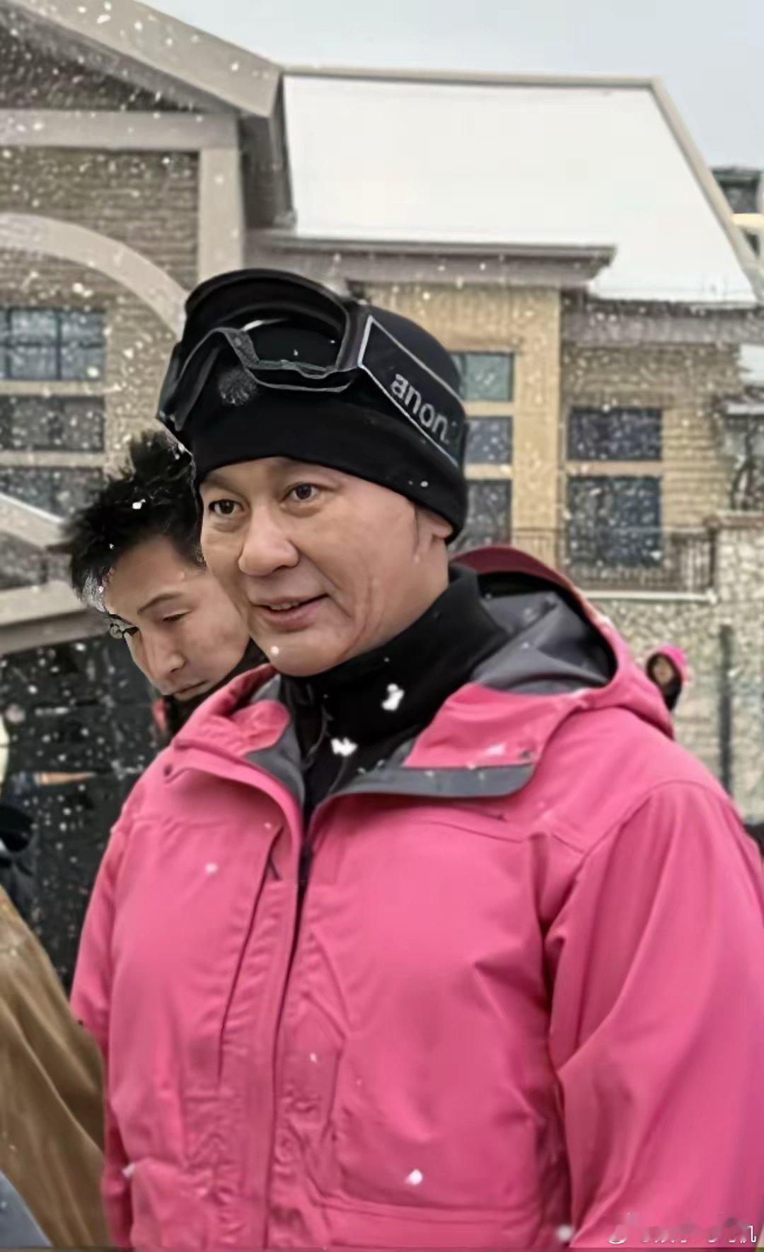 李晨也有老人味了？李晨又上热搜了！最近，有网友偶遇到李晨，他身穿粉色的滑雪服，带
