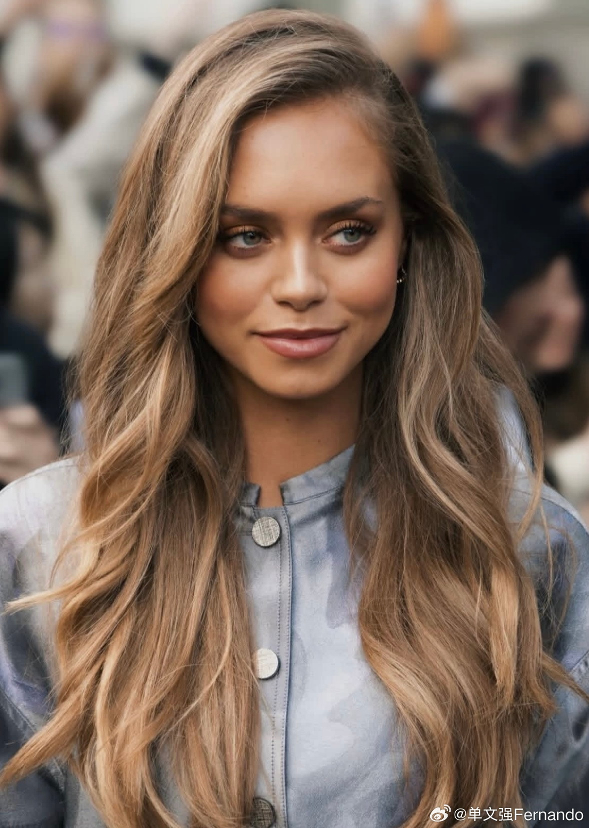 辛纳！点赞女友Laila出席米兰时装周的IGPost！值得一提的是，Laila